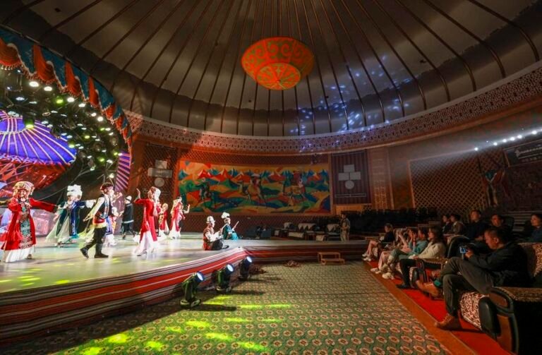 Xinhua Headlines: Xinjiang breathes new life, style into world heritage of "Manas" epic