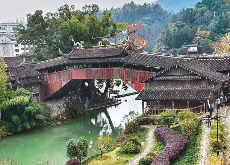 A Chinese wooden arch bridge in Wenzhou, Zhejiang province. ZHANG GUILAN/FOR CHINA DAILY