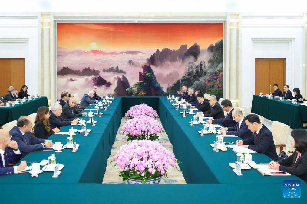 Li Hongzhong meets with Arab representatives at the China-Arab Civilization Dialogue.