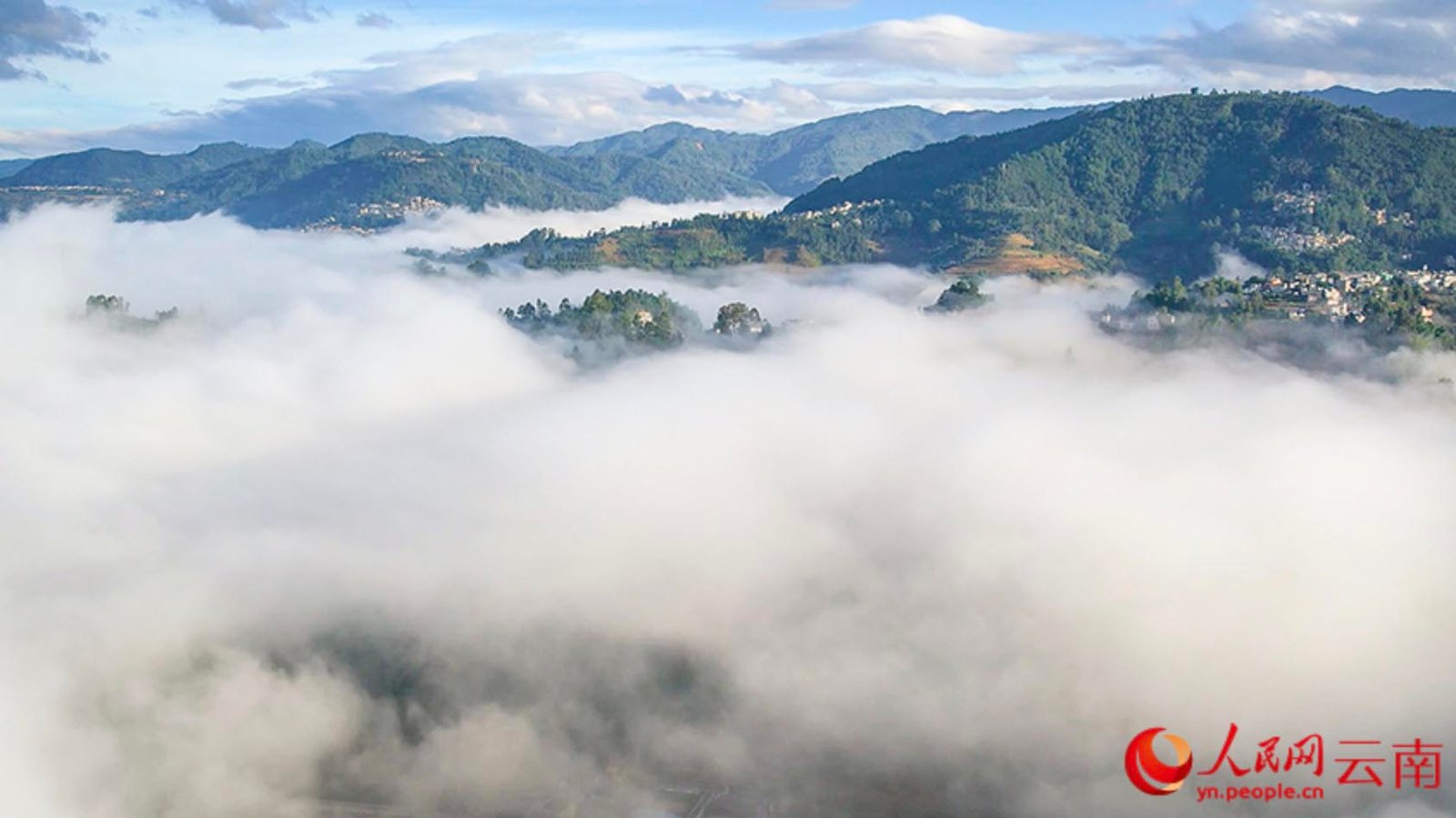 Photo shows snow-white mist drifting across the mountains in Lyuchun county, Honghe Hani and Yi Autonomous Prefecture, southwest China's Yunnan Province. (Photo/Lu Yutang)