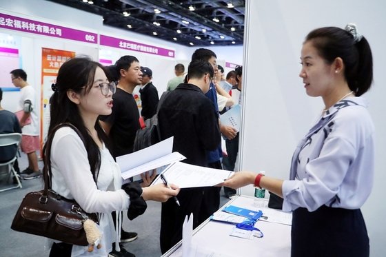 176273030375299_560_373