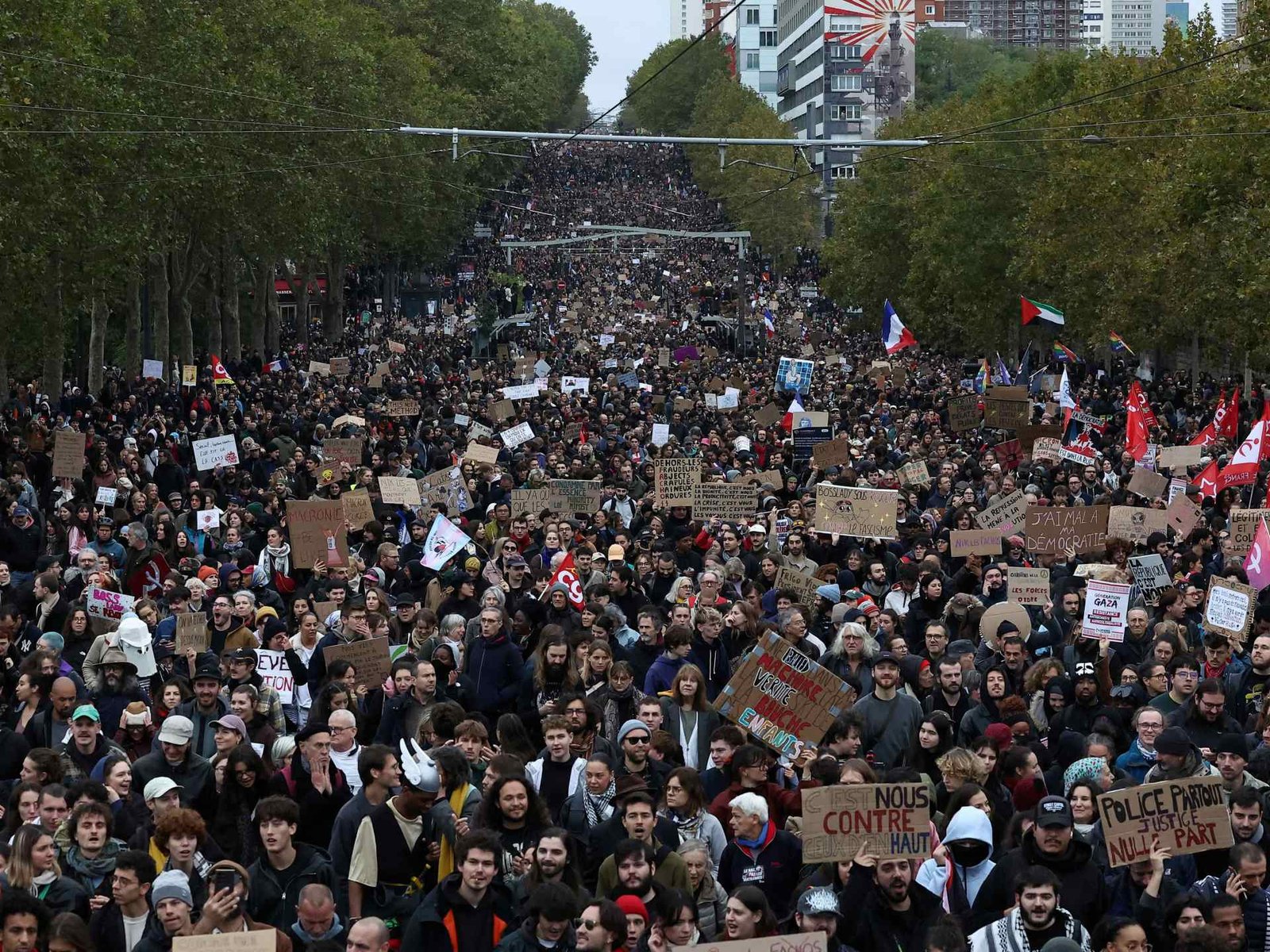 Thousands join Paris protests as authorities clamp down on disorder
