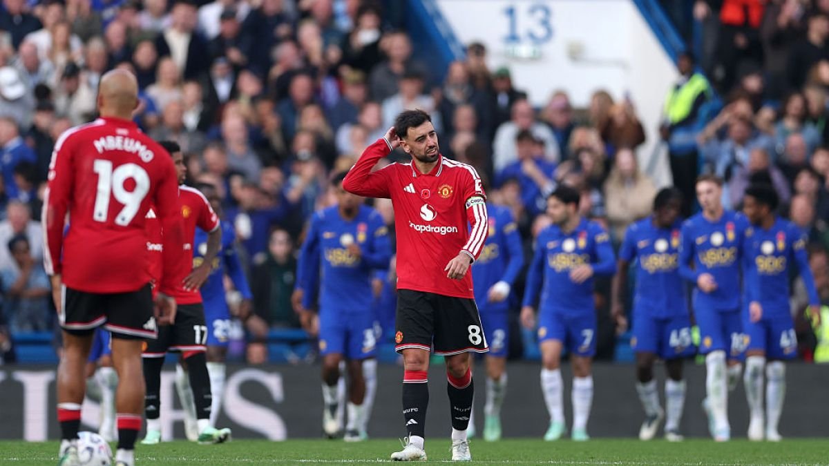 Chelsea beat Man United as Martinez sent off to pile pressure on Carrick