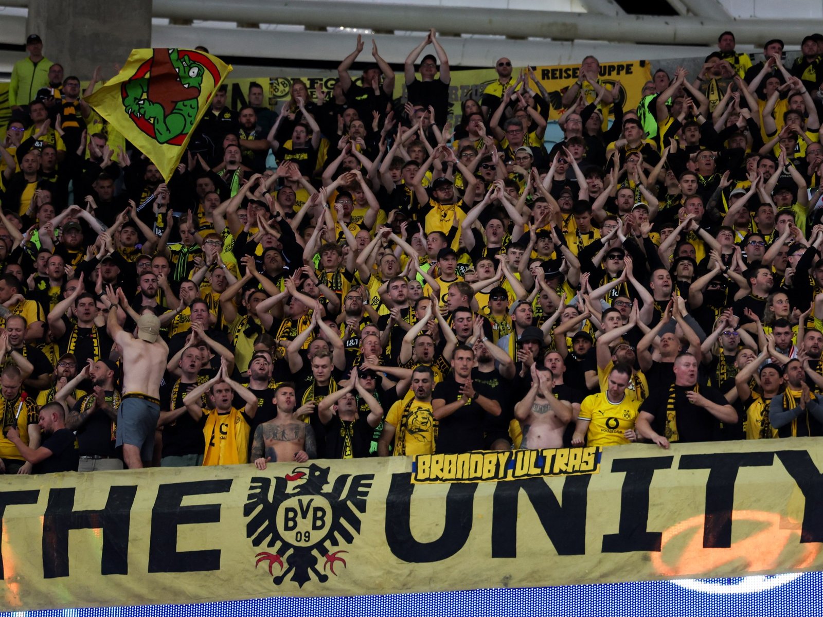 Dortmund to reward football supporters who don’t use phone during matches