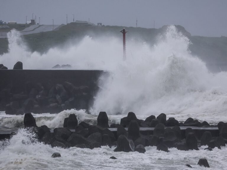 Typhoon Champi hits Taiwan, killing one and injuring 350