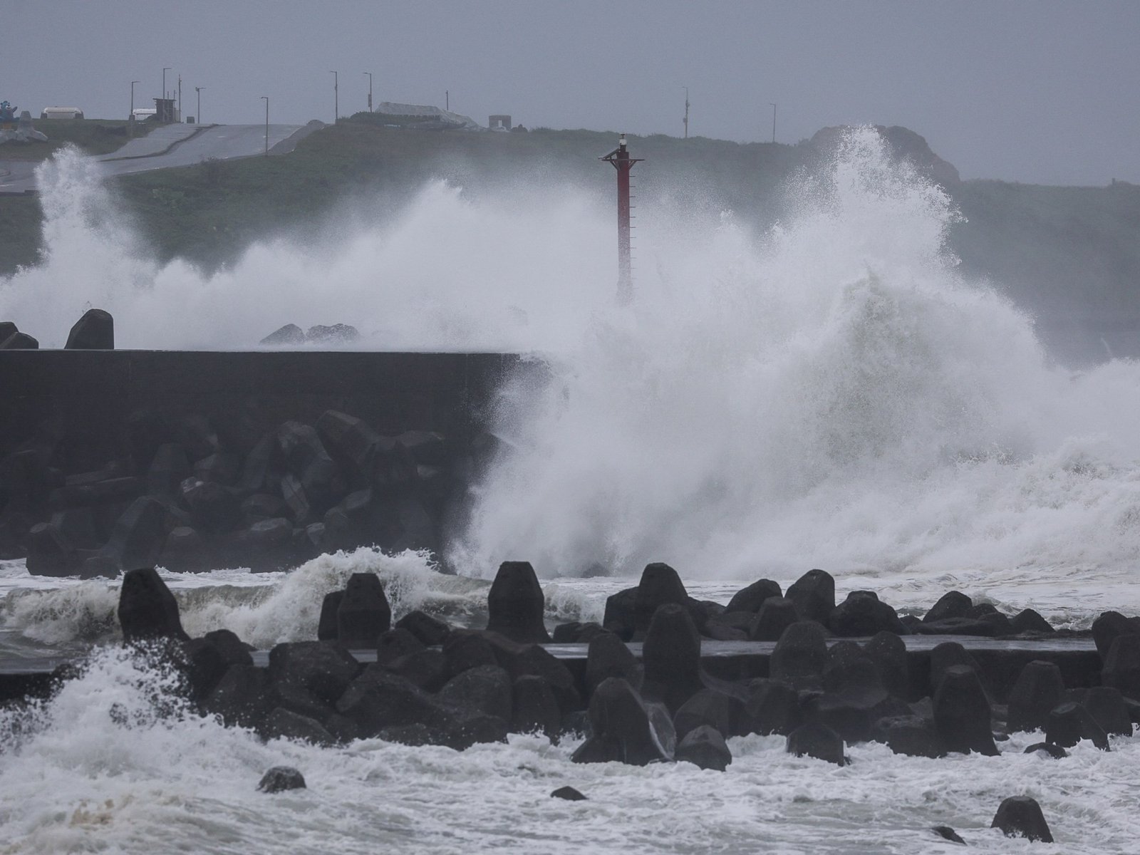 Typhoon Champi hits Taiwan, killing one and injuring 350