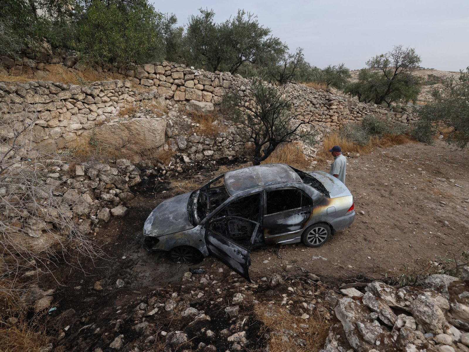 Settlers set fire to mosque in West Bank as Israeli forces raid villages