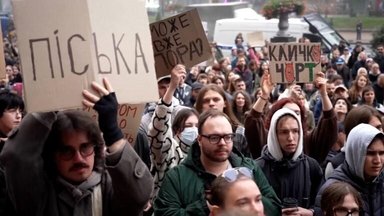 Hundreds rally in Kyiv to demand the resignation of Mayor Vitali Klitschko