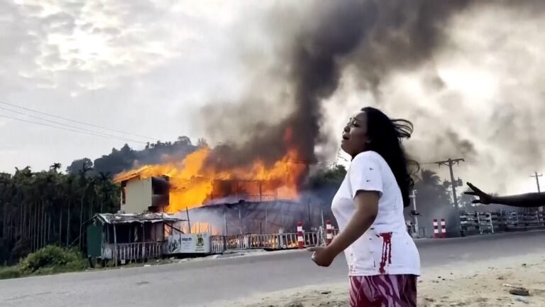 Ten killed in fire at beach resort in Bangladesh