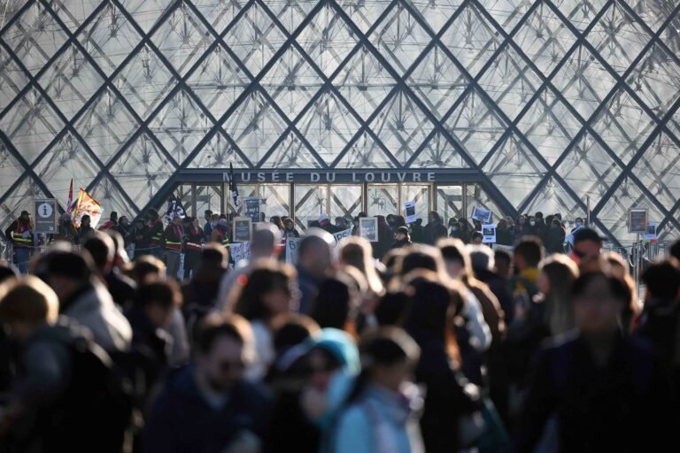 Protesters block Louvre in support of French student movement