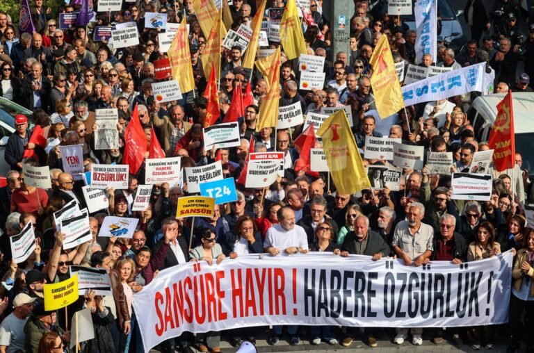 Thousands rally in Turkiye over journalist arrests, media shutdowns