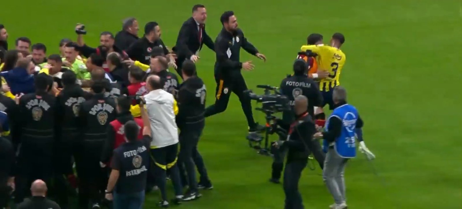 Mass brawl between Galatasaray and Fenerbahce after Istanbul derby