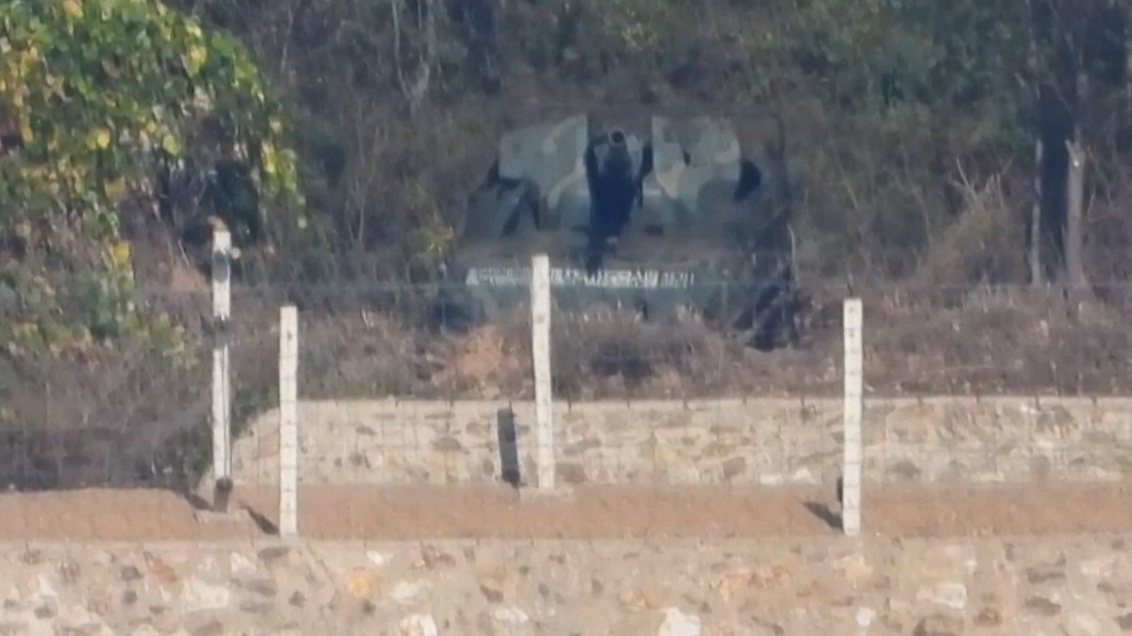 North Korean howitzer guns spotted close to border with South Korea