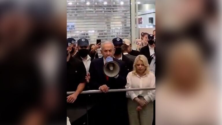 Netanyahu rallies Likud voters with megaphone in shopping mall