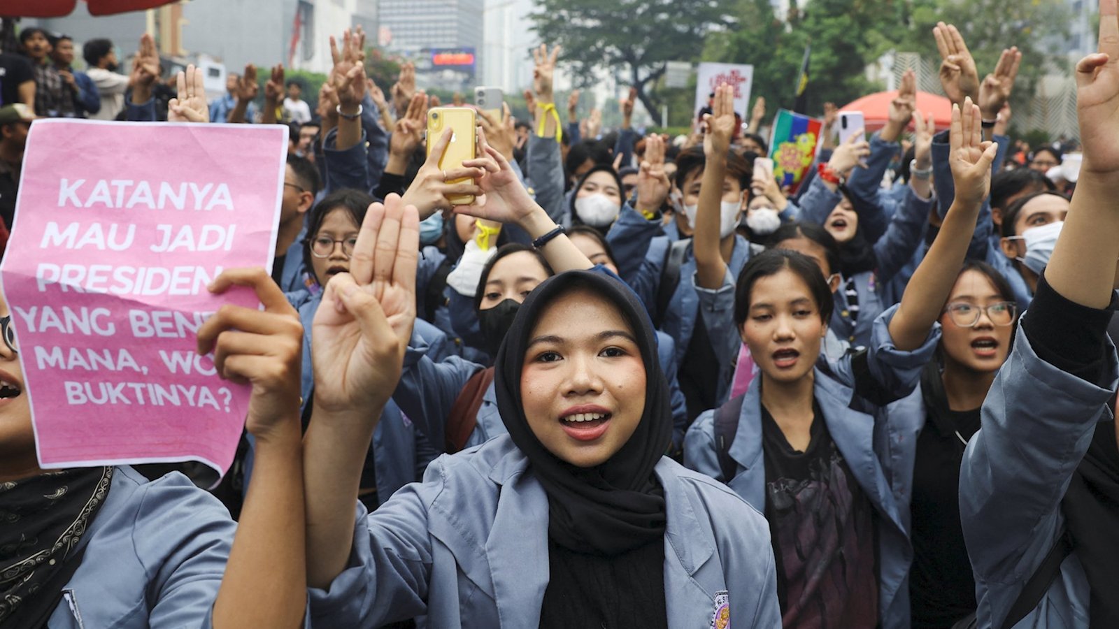 Indonesian students demand action on wildfires and rising costs