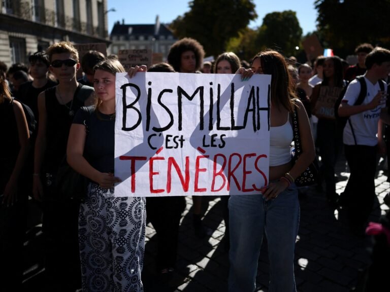 Why are French protesters chanting ‘Bismillah, c’est les ténèbres’?