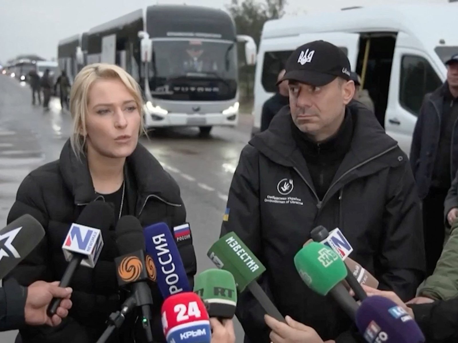Aid convoy enters besieged Ukrainian town Oleshky