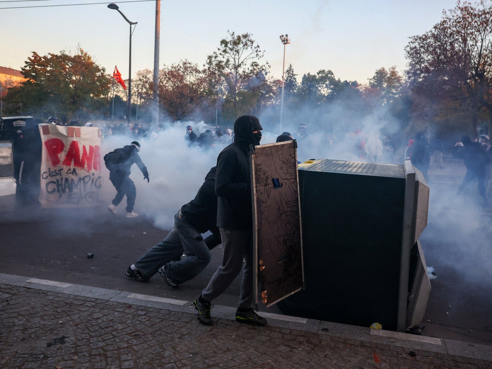 Tension and clashes as hundreds of thousands protest again in France