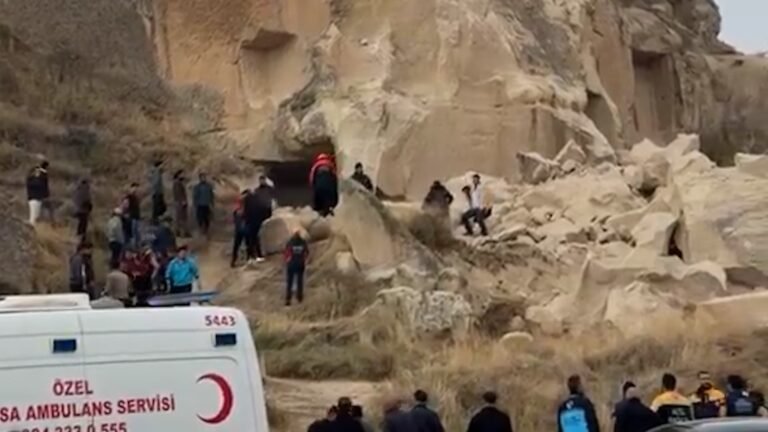 Deadly rock collapse at famous Turkiye tourist site